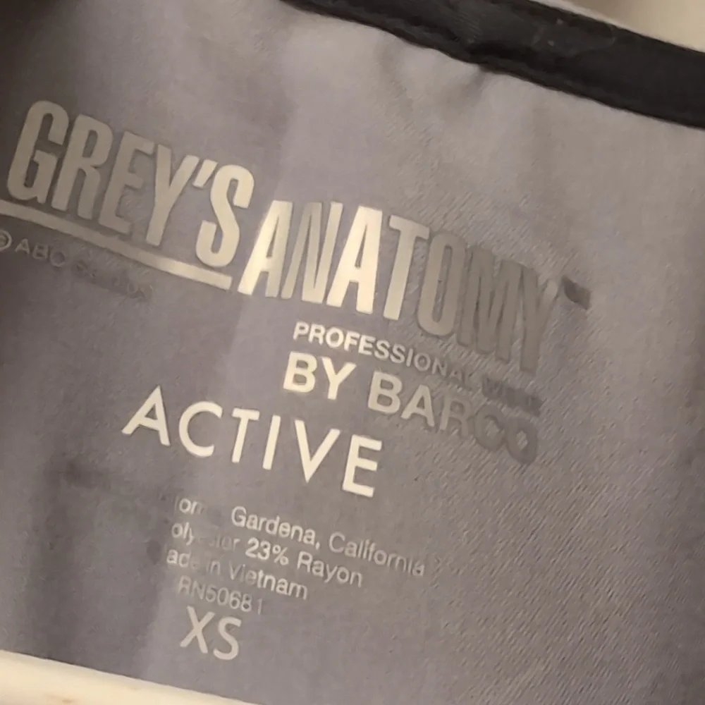 NWOT Grey's Anatomy Active Scrub Set In Light Grey - Picture 2 of 6